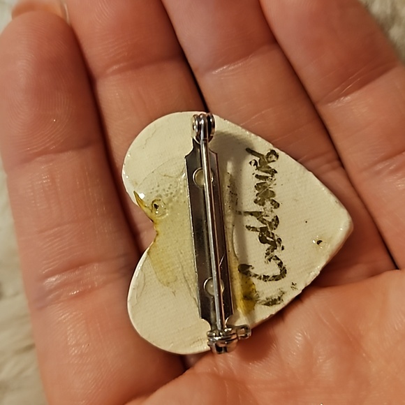 #0081 Heart shaped bear brooch/pin Winnie The Pooh?? - Picture 3 of 3